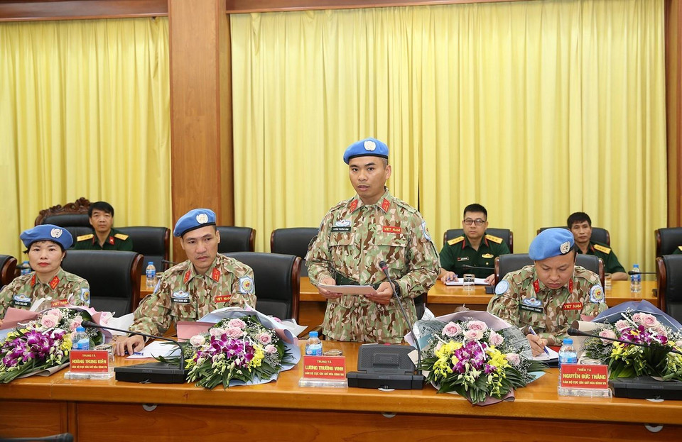 Trung tá Lương Trường Vinh đại diện cho các sỹ quan đi làm nhiệm vụ gìn giữ hòa bình Liên hợp quốc tại Nam Sudan và Cộng hòa Trung Phi phát biểu nhận nhiệm vụ. (Ảnh: Dương Giang/TTXVN)