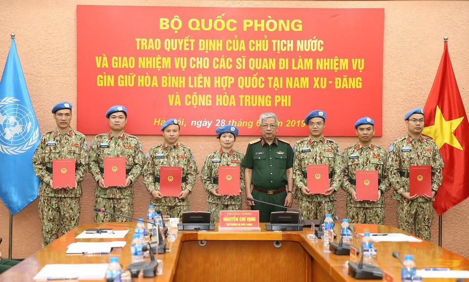 Thượng tướng Nguyễn Chí Vịnh trao Quyết định của Chủ tịch nước cho các sỹ quan đi làm nhiệm vụ gìn giữ hòa bình Liên hợp quốc tại Nam Sudan và Cộng hòa Trung Phi. (Ảnh: Dương Giang/ TTXVN)