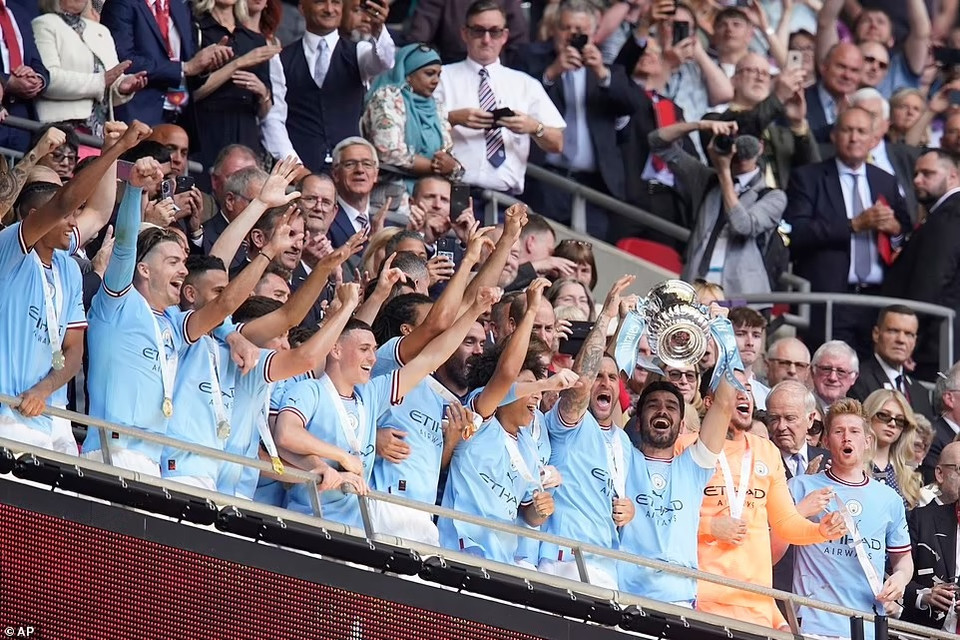 Sau Premier League, Manchester City cũng đã giành được FA Cup với chiến thắng 2-1 trước Manchester United ở chung kết tại Wembley. (Nguồn: AP)