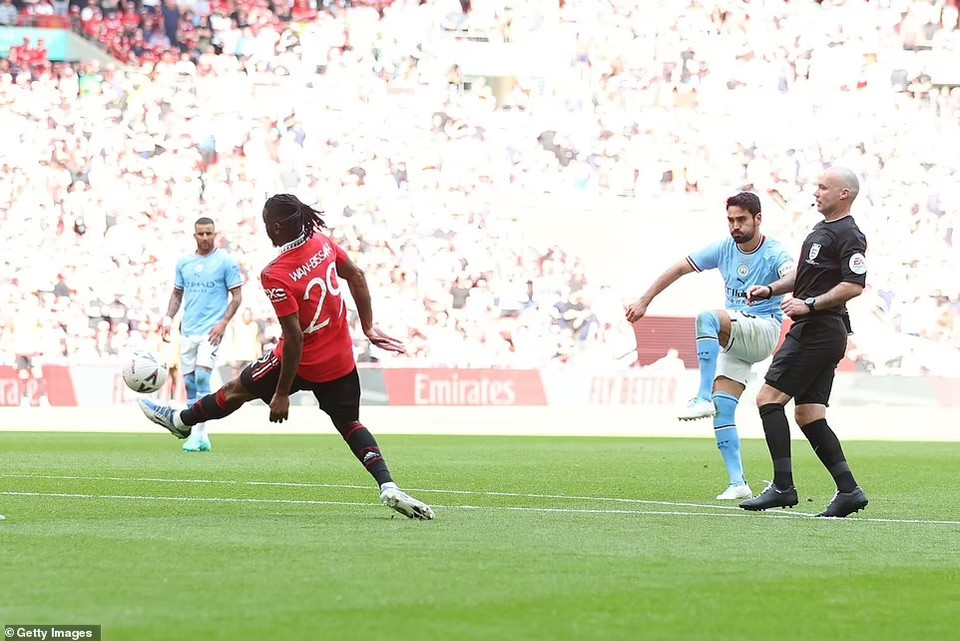 Tuy nhiên, Gundogan tiếp tục tỏa sáng để ghi bàn ấn định tỵ số 2-1 cho Man City. Pha lập công này giúp tiền vệ người Đức trở thành cầu thủ già nhất từng lập cú đúp trong 1 trận chung kết FA Cup ở tuổi 32 và 222 ngày. (Nguồn: Getty Images)