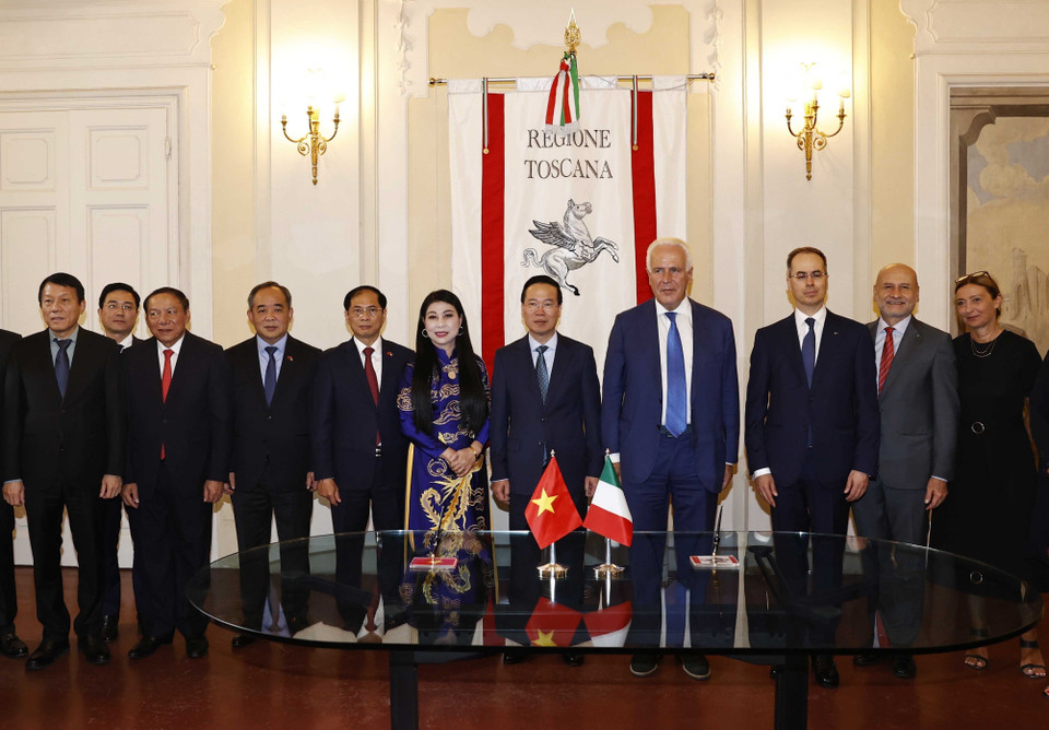 Chủ tịch nước Võ Văn Thưởng và Chủ tịch vùng Tuscany, ông Eugenio Giani ảnh chung với các đại biểu. (Ảnh: Thống Nhất/TTXVN)