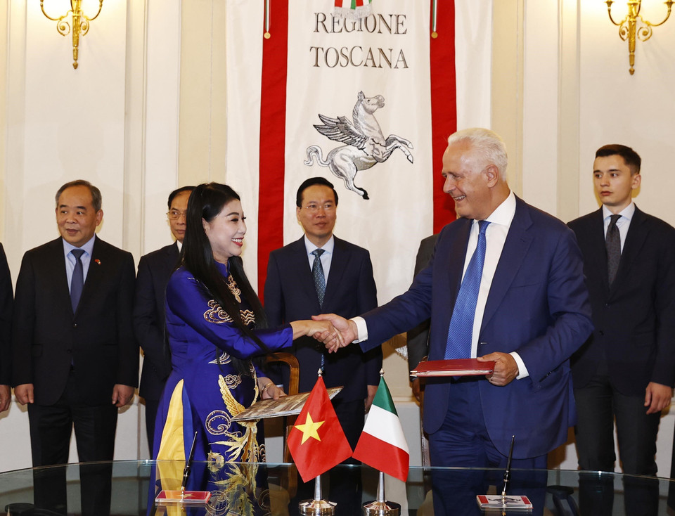Chủ tịch nước Võ Văn Thưởng chứng kiến Lễ ký Bản Ghi nhớ Hợp tác giữa tỉnh Vĩnh Phúc và Vùng Tuscany. (Ảnh: Thống Nhất/TTXVN)