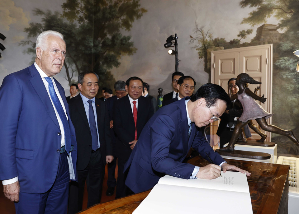 Chủ tịch nước Võ Văn Thưởng ghi lưu bút. (Ảnh: Thống Nhất/TTXVN)