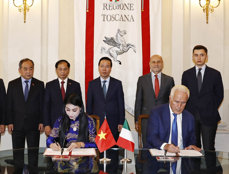 Chủ tịch nước Võ Văn Thưởng chứng kiến Lễ ký Bản Ghi nhớ Hợp tác giữa tỉnh Vĩnh Phúc và Vùng Tuscany. (Ảnh: Thống Nhất/TTXVN)