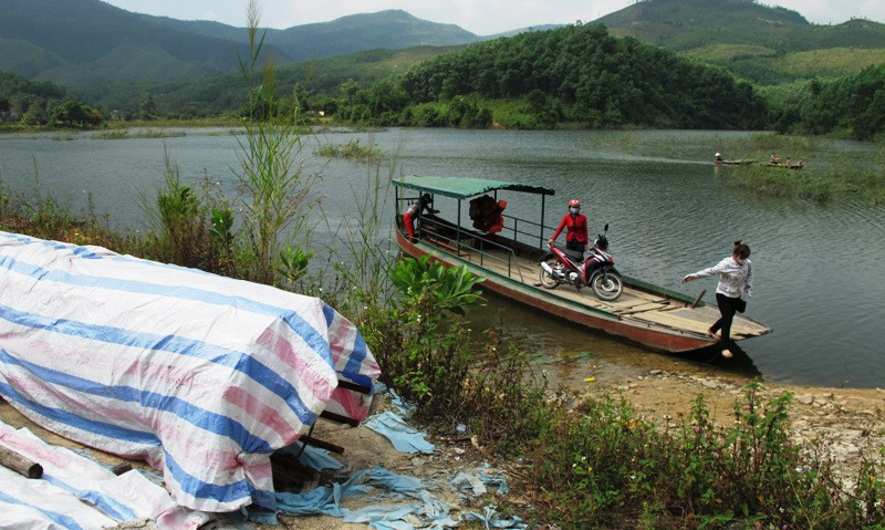 Việc đi lại của người dân Khe Liêu rất khó khăn. Cây cầu chưa xong, người dân hàng ngày vẫn phải dựa vào thuyền, đò mất nhiều thời gian. (Ảnh: Xuân Tùng/Vietnam+)