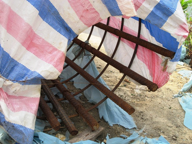 Cũng đã từ lâu, không có bóng dáng công nhân xây dựng tại cây cầu này. Công trường hiện vẫn ngổn ngang sắt thép han gỉ, các dầm, cột đã có hiện tượng xuống cấp. (Ảnh: Xuân Tùng/Vietnam+)