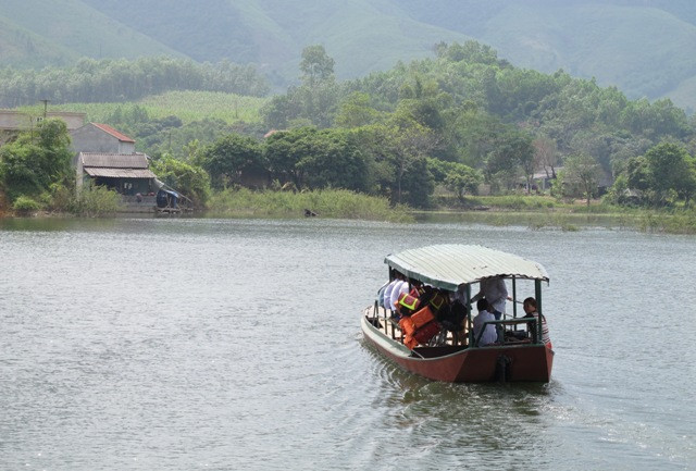 Người dân Khe Liêu mong mỏi cây cầu sớm hoàn thành. (Ảnh: Xuân Tùng/Vietnam+)