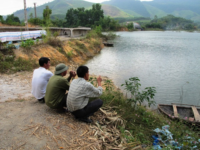 Việc đi lại của người dân Khe Liêu rất khó khăn. Cây cầu chưa xong, người dân hàng ngày vẫn phải dựa vào thuyền, đò mất nhiều thời gian. (Ảnh: Xuân Tùng/Vietnam+)