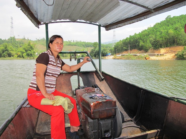 Đã 8 năm nay, ngày cũng như đêm, cứ có tiếng gọi đò là Chị Đặng Thị Mơ, trưởng thôn Khe Liêu cùng con thuyền máy cũ lại nổ máy vượt suối đưa đón. (Ảnh: Xuân Tùng/Vietnam+)