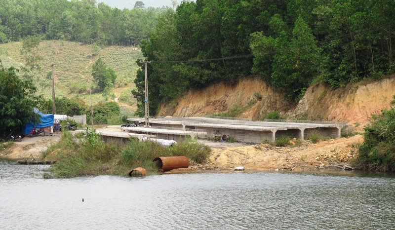 Đã 3 năm triển khai thi công nhưng đến nay cây cầu được người dân Khe Liêu mong đợi vẫn chưa hoàn thành. (Ảnh: Xuân Tùng/Vietnam+)