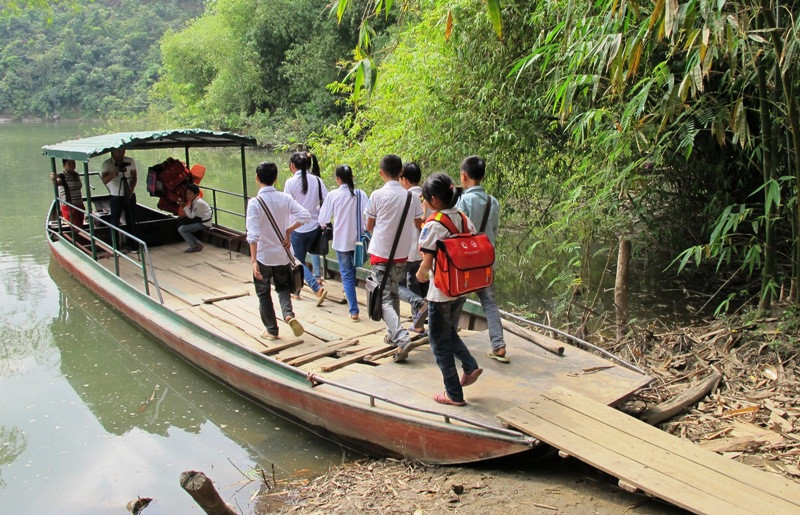 Hàng ngày, các em học sinh phải đến trường trên một phương tiện duy nhất là con đò đã cũ. (Ảnh: Xuân Tùng/Vietnam+)