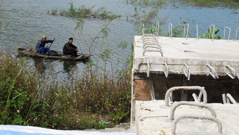 Cũng đã từ lâu, không có bóng dáng công nhân xây dựng tại cây cầu này. Công trường hiện vẫn ngổn ngang sắt thép han gỉ, các dầm, cột đã có hiện tượng xuống cấp. (Ảnh: Xuân Tùng/Vietnam+)