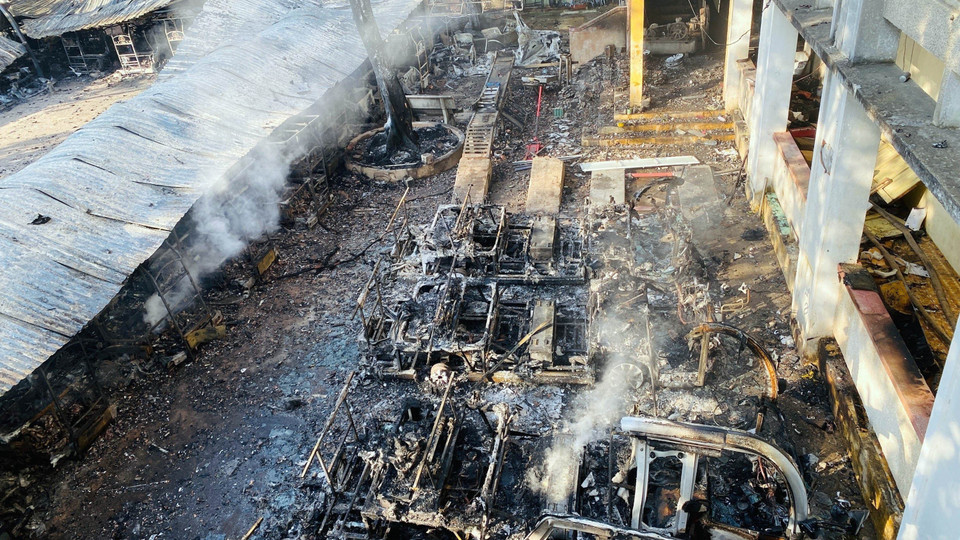 Ngọn lửa đã thiêu rụi 40 xe điện chở khách du lịch. (Ảnh: Trần Tĩnh/TTXVN)