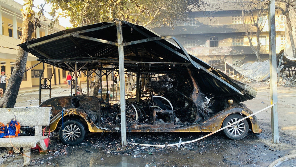 Ngọn lửa đã thiêu rụi 40 xe điện chở khách du lịch. (Ảnh: Trần Tĩnh/TTXVN)