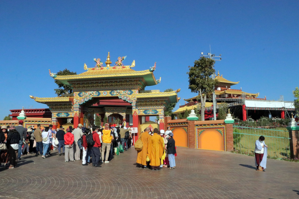 Du khách xếp hàng và tham quan các công trình kiến trúc trong Không gian văn hóa tâm linh Phật giáo Samten Hills Dalat. (Ảnh: TTXVN phát)