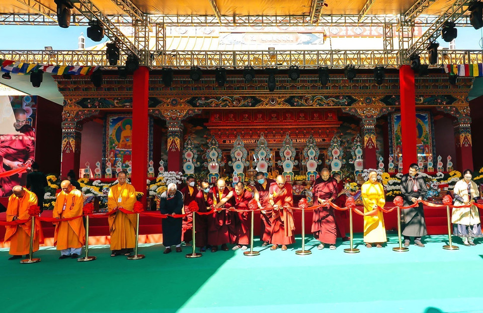 Các tăng lữ cắt băng khánh thành Không gian văn hóa tâm linh Phật giáo Samten Hills Dalat. (Ảnh: TTXVN phát)