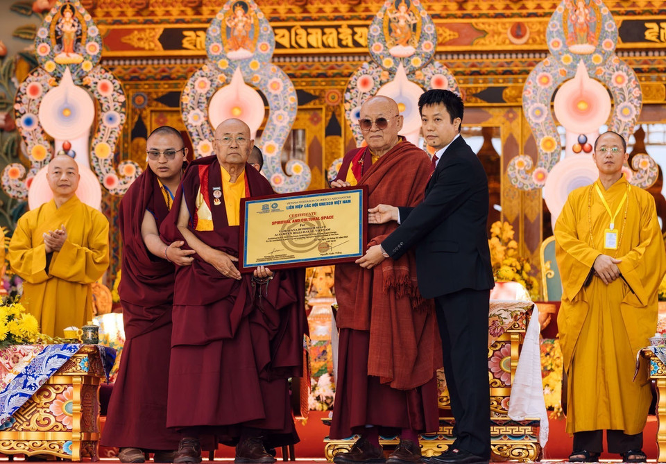 Liên hiệp các Hội UNESCO Việt Nam chính thức trao Chứng nhận "Không gian văn hóa tâm linh dành cho Không gian Phật giáo Kim cương thừa tại Samten Hills Dalat, Việt Nam". (Ảnh: TTXVN phát)