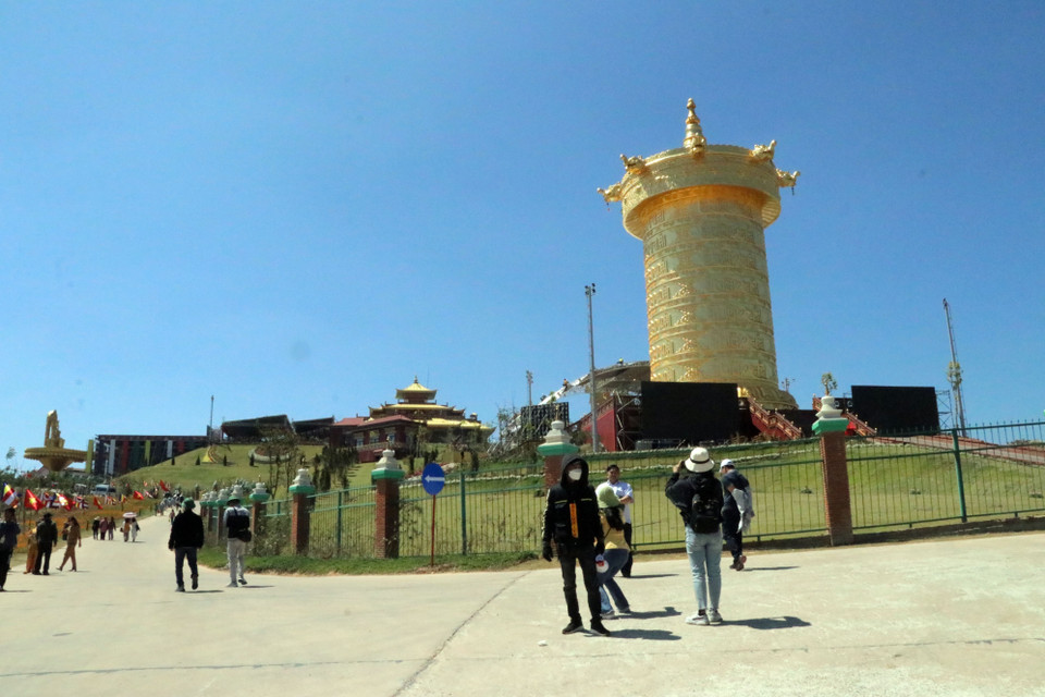 Du khách háo hức tới chiêm ngưỡng Đại bảo tháp kinh luân dát vàng lớn nhất thế giới. (Ảnh: TTXVN phát)