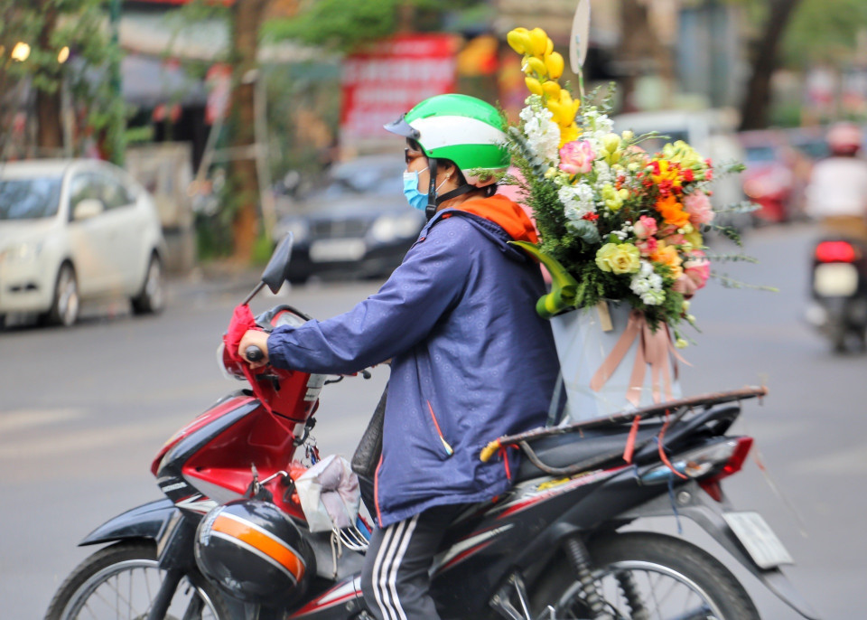 Có thể bắt gặp rất nhiều hình ảnh như thế này trên đường phố Hà Nội. (Ảnh: Tuấn Đức/TTXVN)