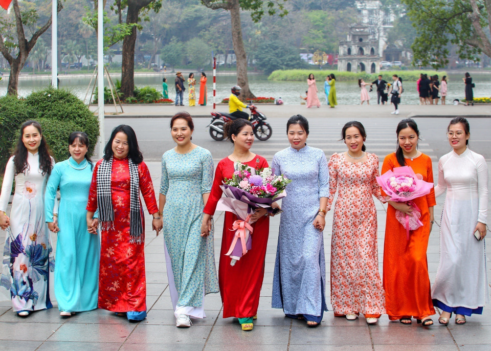 Phụ nữ Thủ đô duyên dáng trong tà áo dài. (Ảnh: Tuấn Đức/TTXVN)