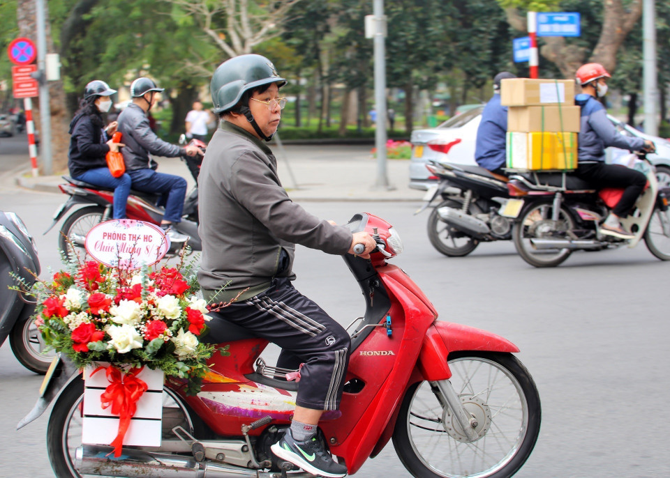 Những lẵng hoa khiến đường phố thêm sinh động. (Ảnh: Tuấn Đức/TTXVN)