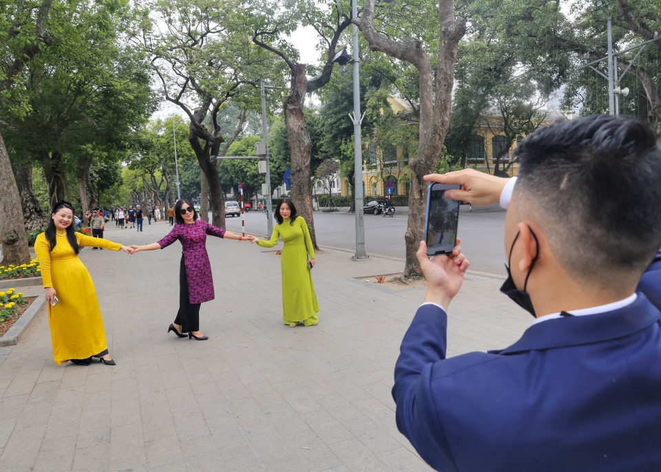 Những cô gái duyên dáng trong tà áo dài. (Ảnh: Tuấn Đức/TTXVN)