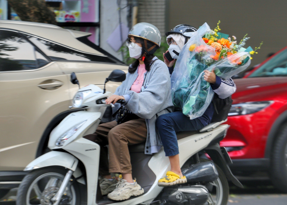 Dịch vụ vận chuyển hoa rất được ưa chuộng. (Ảnh: Tuấn Đức/TTXVN)