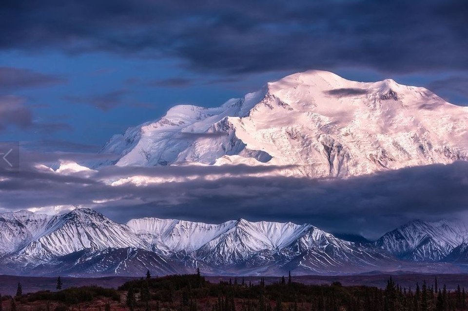 Khung cảnh tuyệt đẹp ở ngọn núi Denali ở Alaska, Mỹ sau khi Mặt Trời lặn. (Nguồn: NatGeo)