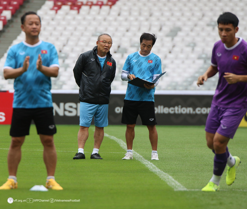 HLV Park Hang-seo cũng quan sát rất kỹ các học trò trên sân tập. (Nguồn: VFF)