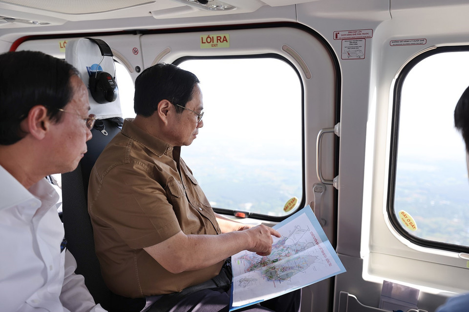 Thủ tướng Phạm Minh Chính khảo sát vùng Đông Nam bộ từ trực thăng. (Ảnh: Dương Giang/TTXVN)