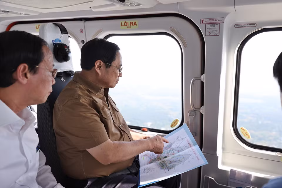 Thủ tướng Phạm Minh Chính khảo sát vùng Đông Nam bộ từ trực thăng. (Ảnh: Dương Giang/TTXVN)