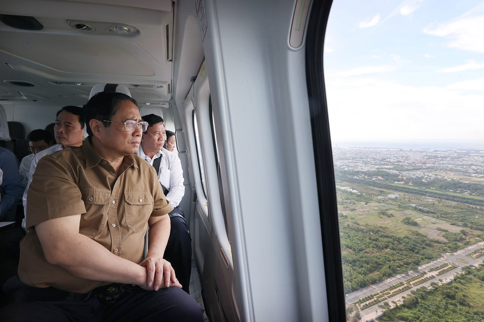 Thủ tướng Phạm Minh Chính quan sát vùng Đông Nam bộ. (Ảnh: Dương Giang/TTXVN)