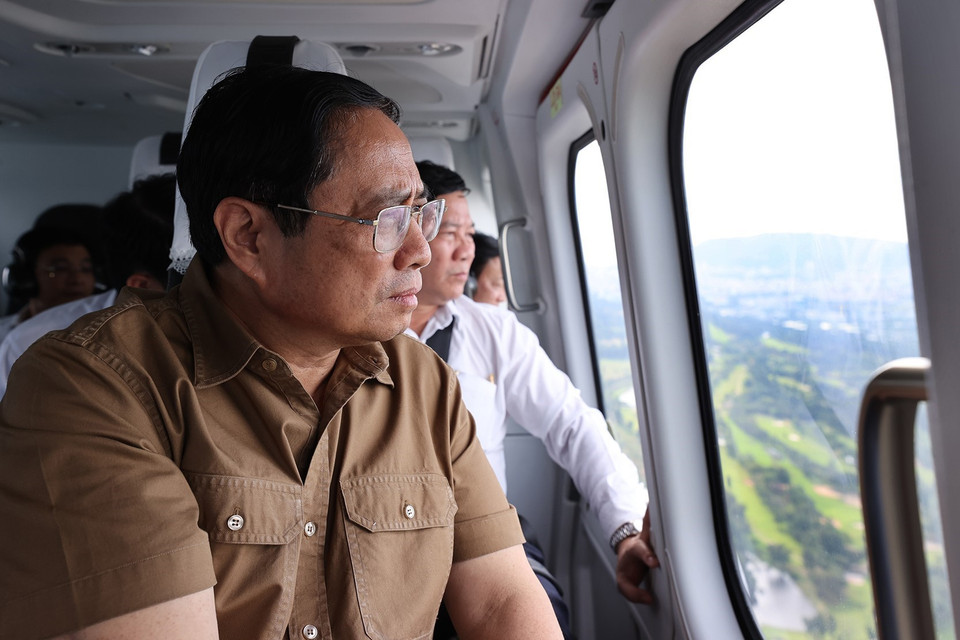 Thủ tướng Phạm Minh Chính quan sát vùng Đông Nam bộ. (Ảnh: Dương Giang/TTXVN)