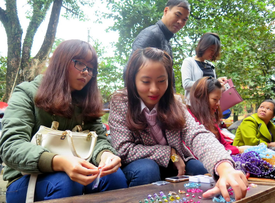 Khách hàng xem đá quý tại các sạp hàng. (Ảnh: Thế Duyệt/TTXVN)