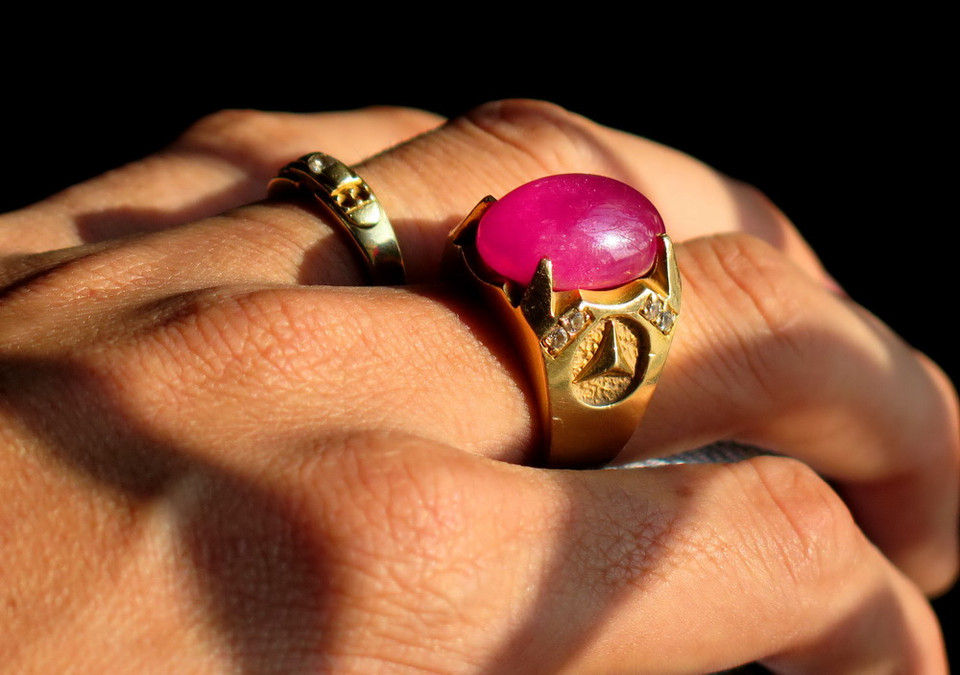 Một sản phẩm từ đá quý Lục Yên. (Ảnh: Thế Duyệt/TTXVN)