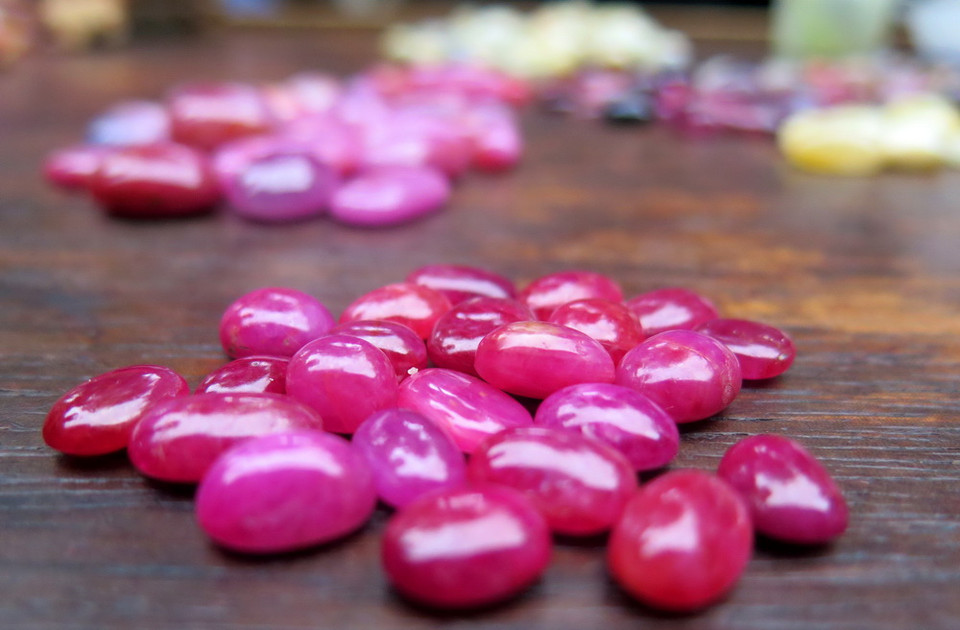 Đá quý được bày bán tại chợ. (Ảnh: Thế Duyệt/TTXVN)