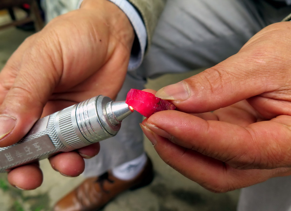 Nhiều khách hàng sành sỏi còn mang cả các công cụ hỗ trợ để soi đá. (Ảnh: Thế Duyệt/TTXVN)