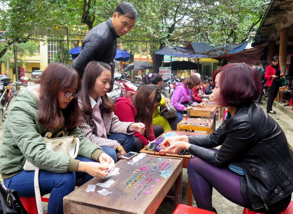 Khách hàng xem đá quý tại các sạp hàng. (Ảnh: Thế Duyệt/TTXVN)