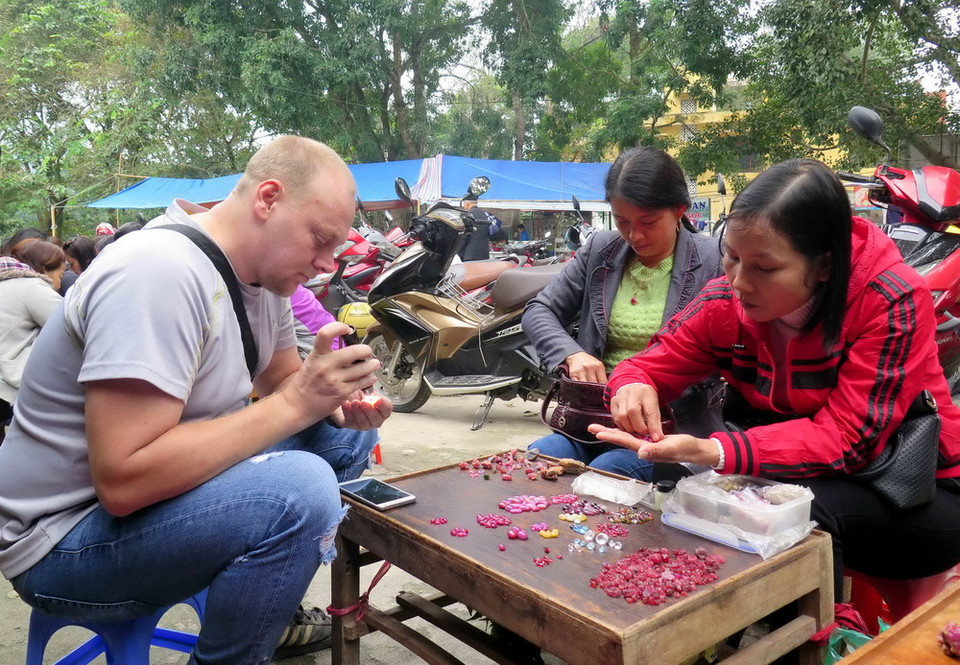 Khách hàng xem đá quý tại các sạp hàng. (Ảnh: Thế Duyệt/TTXVN)