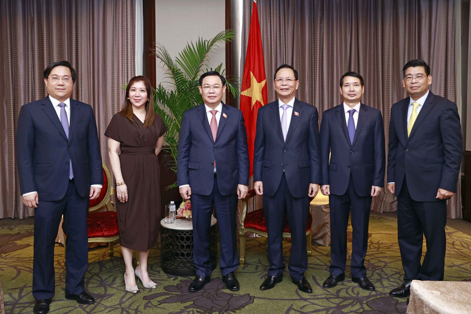 Chủ tịch Quốc hội Vương Đình Huệ chụp ảnh lưu niệm với Chủ tịch kiêm Giám đốc điều hành Tổng Công ty thương mại quốc tế Philippines Emmie Liza Perez-Chiong. (Ảnh: Doãn Tấn/TTXVN)