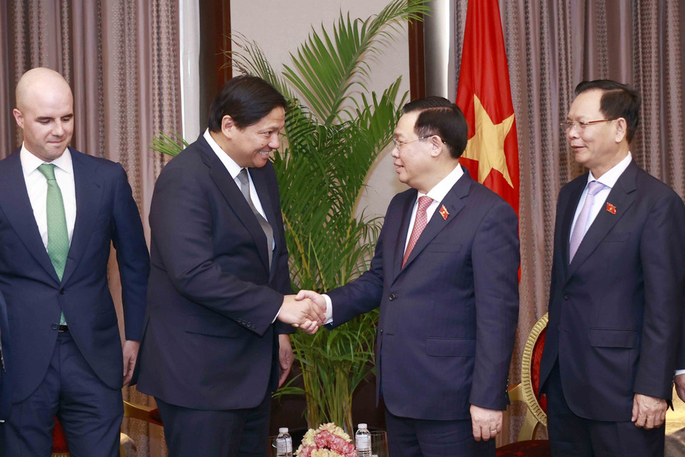 Chủ tịch Quốc hội Vương Đình Huệ tiếp ông Eric Francia, Chủ tịch &amp; Tổng Giám đốc Công ty ACEN (thuộc tập đoàn Ayala, Philippines). (Ảnh: Doãn Tấn/TTXVN)