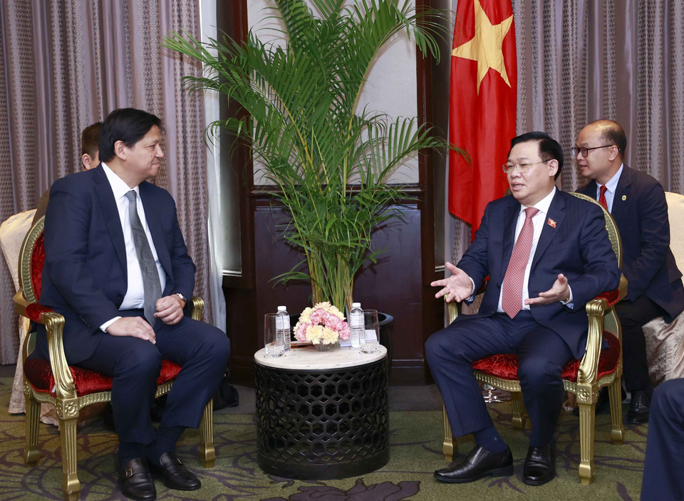 Chủ tịch Quốc hội Vương Đình Huệ tiếp ông Eric Francia, Chủ tịch &amp; Tổng Giám đốc Công ty ACEN (thuộc tập đoàn Ayala, Philippines). (Ảnh: Doãn Tấn/TTXVN)