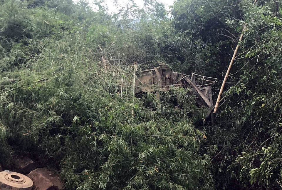 Nguyên nhân ban đầu được xác định do xe bồn chở ximăng đi với tốc độ cao và bị mất phanh đâm vào xe khách, đẩy xe khách xuống vực sâu hơn 10m.(Ảnh: TTXVN phát)