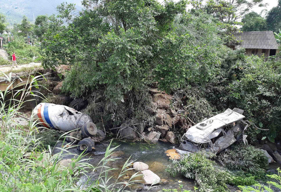 Ngày 15/9, tại Km 57 + 551 trên Quốc lộ 4D đoạn qua thị trấn Tam Đường, huyện Tam Đường (Lai Châu), một xe bồn chở ximăng đã va chạm với xe khách 16 chỗ làm 12 người chết và 3 người bị thương. (Ảnh: TTXVN phát)