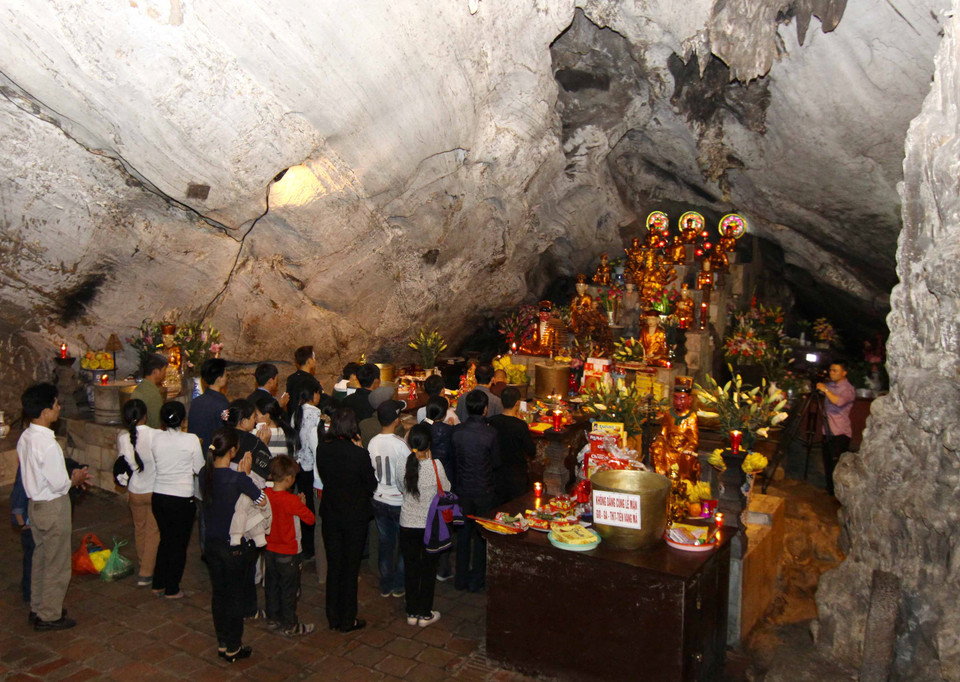 Du khách thập phương dâng lễ trong động Hương Tích. (Ảnh: Vũ Sinh/TTXVN)