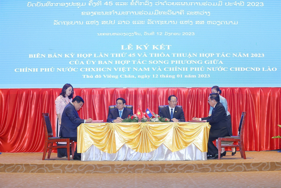 Thủ tướng Phạm Minh Chính và Thủ tướng Lào Sonexay Siphandone chứng kiến lễ ký kết Biên bản Kỳ họp lần thứ 45 và Thỏa thuận hợp tác năm 2023 của Ủy ban hợp tác song phương giữa Chính phủ Việt Nam và Lào. (Ảnh: Dương Giang/TTXVN)