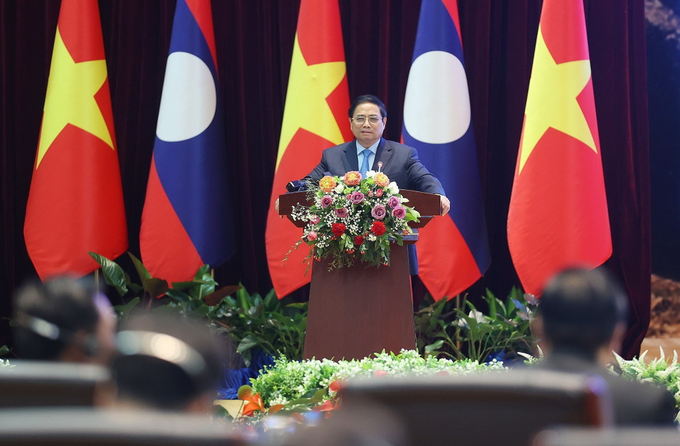 Thủ tướng Phạm Minh Chính phát biểu tại Hội nghị hợp tác đầu tư Việt Nam-Lào. (Ảnh: Dương Giang/TTXVN)