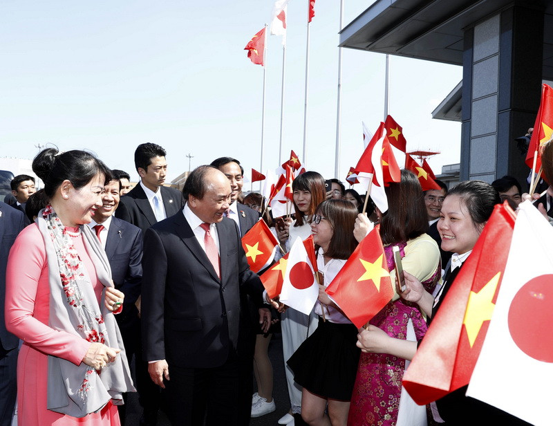 Chào mừng Thủ tướng cùng Phu nhân và Đoàn đại biểu cấp cao Việt Nam tại sân bay còn có Đại sứ Đặc mệnh toàn quyền Việt Nam tại Nhật Bản Nguyễn Quốc Cường cùng sự có mặt của đông đảo cán bộ, nhân viên Đại sứ quán, cộng đồng người Việt Nam đang sinh sống, lao động, học tập tại Nhật Bản. (Ảnh: Thống Nhất/TTXVN)