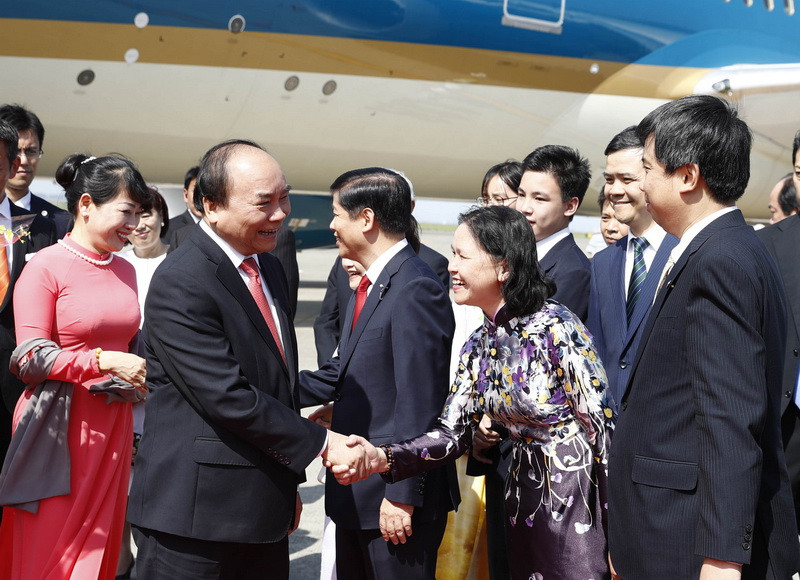 Đón Thủ tướng Nguyễn Xuân Phúc và Phu nhân tại Sân bay quốc tế Haneda có Đại sứ Nhật Bản tại Việt Nam Kumio Umeda và Phu nhân; Nghị sỹ, Thứ trưởng Bộ Ngoại giao Nhật Bản Kiyoshi Odawara và một số quan chức ngoại giao Nhật Bản. (Ảnh: Thống Nhất/TTXVN)