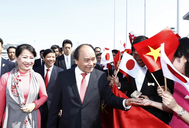 Chào mừng Thủ tướng cùng Phu nhân và Đoàn đại biểu cấp cao Việt Nam tại sân bay còn có Đại sứ Đặc mệnh toàn quyền Việt Nam tại Nhật Bản Nguyễn Quốc Cường cùng sự có mặt của đông đảo cán bộ, nhân viên Đại sứ quán, cộng đồng người Việt Nam đang sinh sống, lao động, học tập tại Nhật Bản. (Ảnh: Thống Nhất/TTXVN)